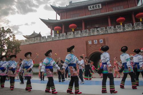 巍山彝族打歌视频,巍山打歌舞动民族韵律